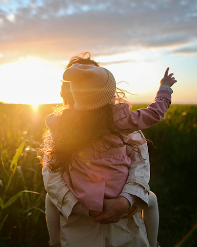 Familia feliz en casa